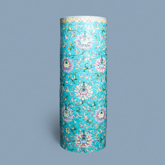 Un grand vase de forme cylindrique en porcelaine de Chine famille rose à décor de rinceaux de lotus en relief, Jiaqing/Daoguang