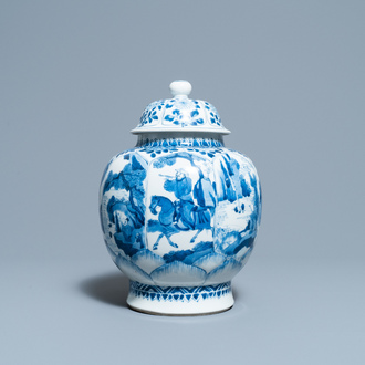 Un vase couvert en porcelaine de Chine en bleu et blanc à décor de cavaliers, Kangxi