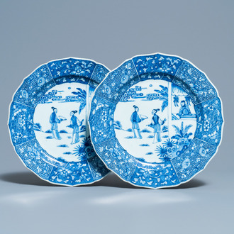 Une paire de plats en porcelaine de Chine en bleu et blanc à décor d'une scène du 'Xi Xiang Ji', Qianlong