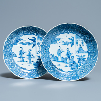 Une paire d'assiettes en porcelaine de Chine en bleu et blanc à décor d'une scène du 'Xi Xiang Ji', Qianlong