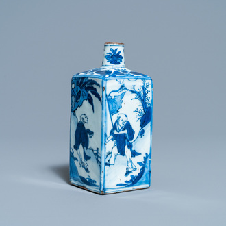 Une bouteille de forme carrée en porcelaine de Chine en bleu et blanc, Wanli
