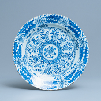 Een Chinese blauw-witte schotel met floraal decor, Kangxi