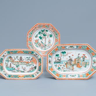 Trois plats de forme octagonale en porcelaine de Chine famille verte, Kangxi