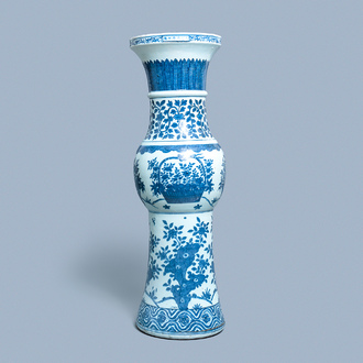 Un grand vase impérial de forme 'zun' en porcelaine de Chine en bleu et blanc, marque et époque de Wanli