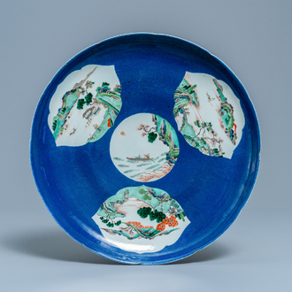 Un plat en porcelaine de Chine famille verte à fond bleu poudré, 19ème