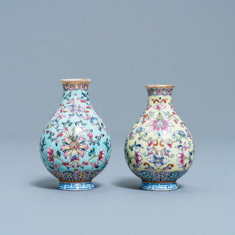Deux vases miniatures en porcelaine de Chine famille rose, marque de Qianlong, République