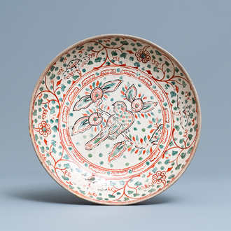 Un plat en porcelaine de Vietnam ou Annam polychrome à décor d'un oiseau, 15/16ème