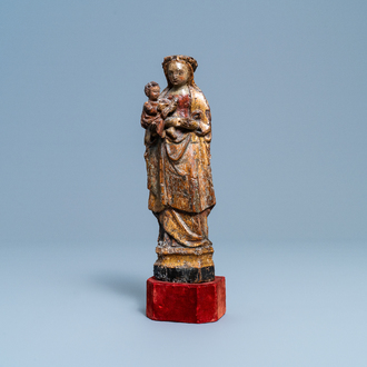 Une statue d'une Vierge à l'enfant en bois polychromé et doré de type 'Poupée de Malines', vers 1600