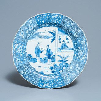 Un grand plat en porcelaine de Chine en bleu et blanc à décor d'une scène du 'Xi Xiang Ji', Qianlong