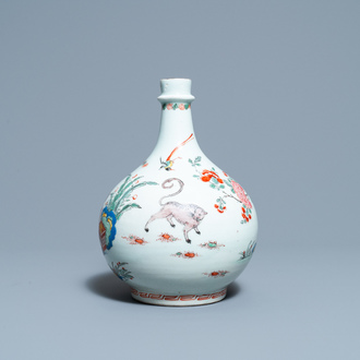 Une bouteille de pharmacie en porcelaine Arita de Japon décorée de style Kakiemon aux Pays-Bas, Edo, 17/18ème