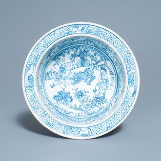 Un bassin en porcelaine de Chine en bleu et blanc à décor d'un tigre, Jiaqing