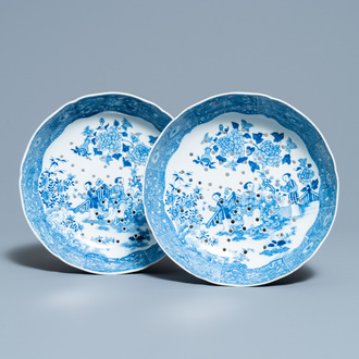 Une paire d'égouttoirs en porcelaine de Chine en bleu et blanc, Qianlong