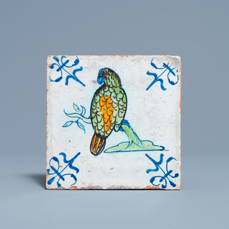 Un carreau en faïence polychrome de Delft à décor d'un perroquet, 17ème