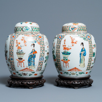 Une paire de pots couverts en porcelaine de Chine famille verte, Kangxi