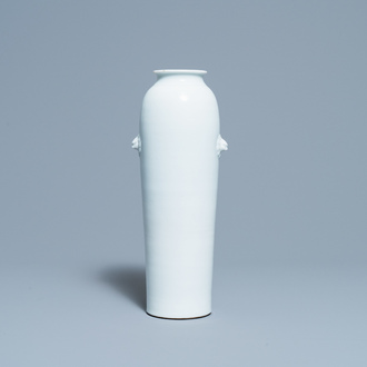 Un vase en porcelaine blanc de Chine de Dehua, Kangxi