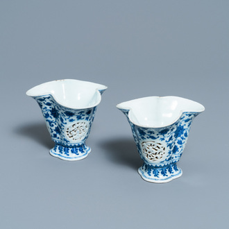 Een paar zeldzame Chinese blauw-witte drielobbige dubbelwandig opengewerkte libation cups, Qianlong