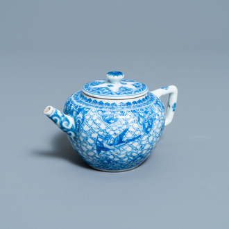 Een Chinese blauw-witte theepot met deksel, Kangxi