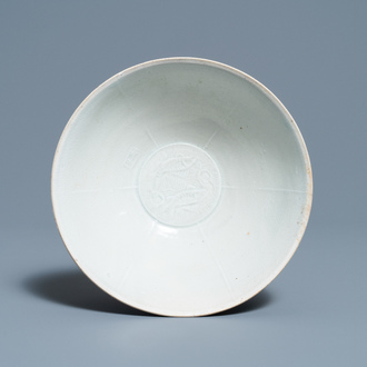 Un bol en grès porcelaineux de type luanbai à décor de poissons, Chine, Song/Yuan