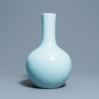 Un vase de forme bouteille en porcelaine de Chine clair de lune monochrome à décor incisé, 19/20ème