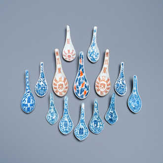 Quatorze cuillères en porcelaine de Chine en bleu et blanc et rouge de fer, marque et époque de Jiaqing, Daoguang et Tongzhi et 20ème