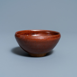 Un bol en grès porcelaineux à émail brun, Chine, Song ou après