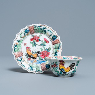 Une tasse et soucoupe de forme lobée en porcelaine de Chine famille rose à décor de coqs, Yongzheng