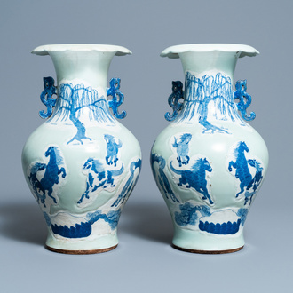 Een paar Chinese blauw-witte celadon vazen met paarden, 19e eeuw