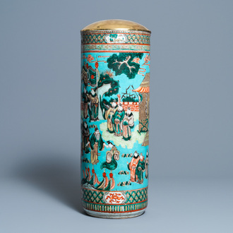 Un vase de forme cylindrique en porcelaine de Chine famille verte à fond turquoise, 19ème