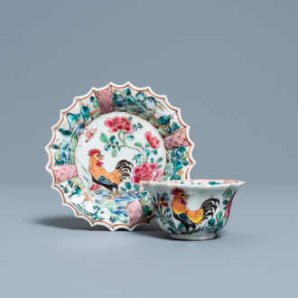 Une tasse et soucoupe de forme lobée en porcelaine de Chine famille rose à décor de coqs, Yongzheng