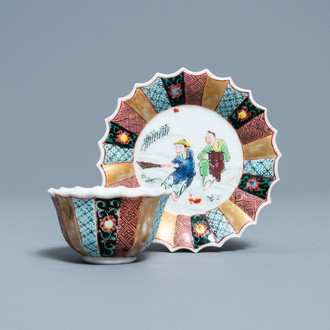 Une tasse et soucoupe de forme lobée en porcelaine de Chine famille rose à décor de pêcheurs, Yongzheng
