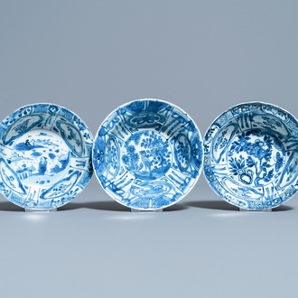 Trois bols de type klapmuts en porcelaine de Chine en bleu et blanc de type kraak, Wanli