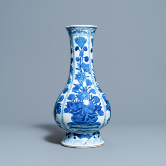 Een Chinese flesvormige blauw-witte vaas met floraal decor, Kangxi