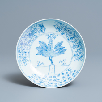 Une assiette en porcelaine de Chine en bleu et blanc à décor d'un grenadier, marque et époque de Yongzheng