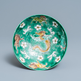 Une coupe profonde en biscuit émaillé vert à décor d'animaux mythiques, Chine, marque de Jiajing, Kangxi