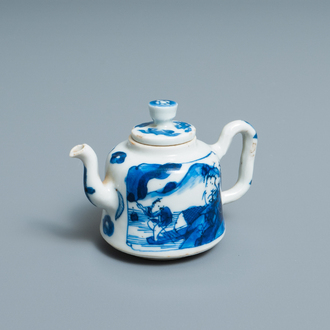 Een Chinese blauw-witte miniatuur theepot, Kangxi