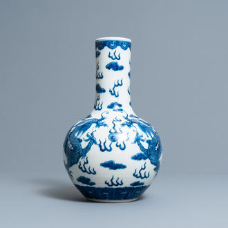Un vase de forme bouteille en porcelaine de Chine en bleu et blanc, marque de Yongzheng, 19ème