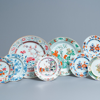 Huit plats en porcelaine de Chine en bleu et blanc, famille rose et famille verte, Kangxi et après