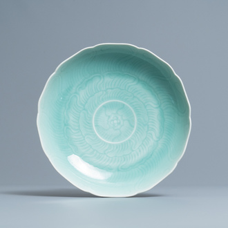 Een Chinese celadon-geglazuurde 'lotus' schotel, Qianlong