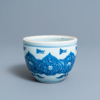 Een kleine Chinese blauw-witte jardinière, Kangxi