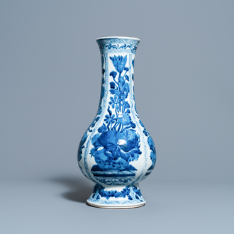 Een Chinese flesvormige blauw-witte vaas met floraal decor, Kangxi