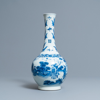 Un vase de forme bouteille en porcelaine de Chine en bleu et blanc, époque Transition