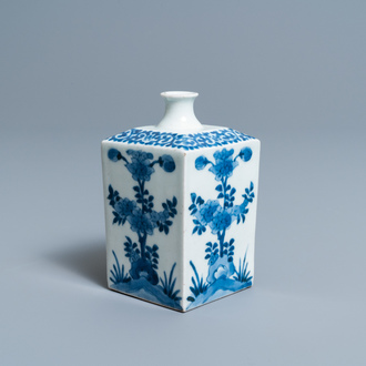 Une boîte à thé en porcelaine Kakiemon en bleu et blanc, Japon, Edo, 17/18ème