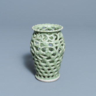Un pot à pinceaux ajouré en porcelaine de Chine céladon de Longquan monochrome, Ming