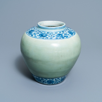 Un vase en porcelaine de Chine en bleu et blanc à fond céladon, Ming