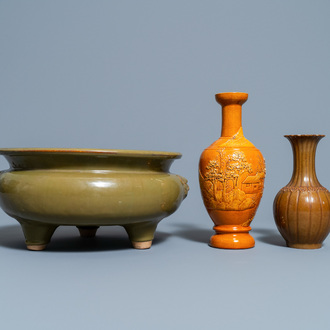 Un brûe-parfum en porcelaine de Chine 'teadust' monochrome et deux vases monochromes, Chine, 19ème