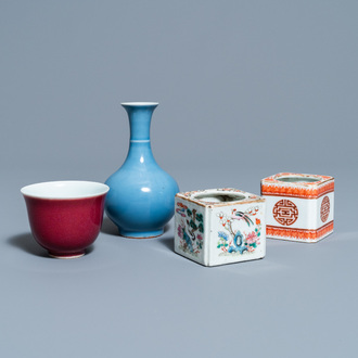 Deux lave-pinceaux, un vase en bleu monochrome et un bol en sang de boeuf en porcelaine de Chine, 19/20ème