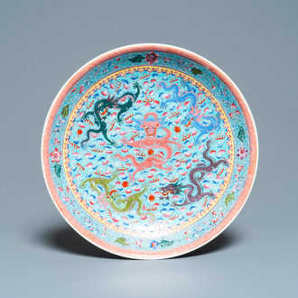 Un plat en porcelaine de Chine famille rose à décor de dragons, marque de Qianlong, République