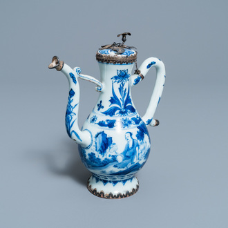Une verseuse couverte en porcelaine de Chine en bleu et blanc à monture en argent, époque Transition