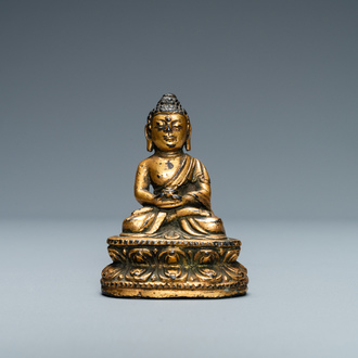 Une figure de Bouddha en bronze doré, Sino-Tibet, Ming