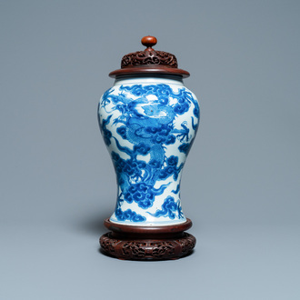 Een Chinese blauw-witte 'draken' vaas, Kangxi